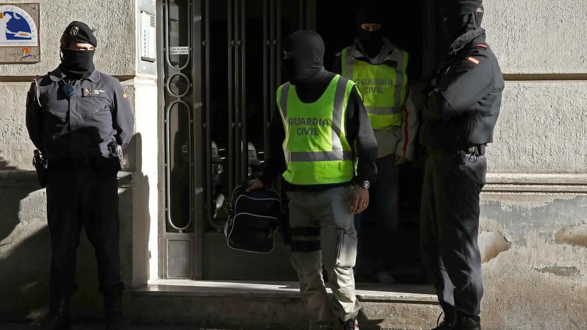 Agentes de la Guardia Civil, durante el registro que han realizado en el domicilio de la calle Marina de Barcelona.