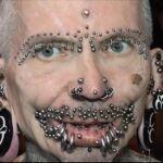 Rolf Buchholz, un alemán natural de Dortmund, es la persona con más piercings en la cara del mundo