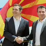 El primer ministro griego, Alexis Tsipras, y su homónimo macedonio, Zoran Zaev / Efe