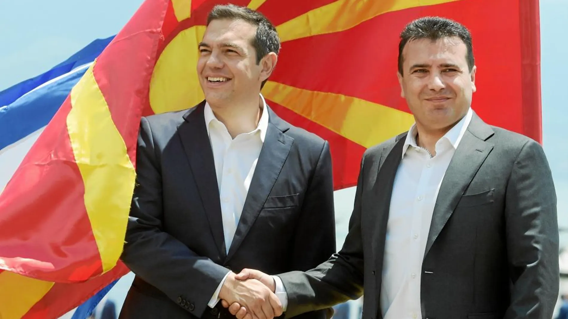 El primer ministro griego, Alexis Tsipras, y su homónimo macedonio, Zoran Zaev / Efe