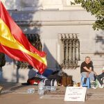 Los radicales de izquierda fueron los primeros en establecerse frente a la sede del Ayuntamiento de Madrid. Se manifiestan cada día desde el pasado mes de julio a la derecha de la entrada al Palacio de Cibeles. Los últimos en llegar, los del Hogar Ramiro Ledesma (en la imagen junto a sus pancartas), permanecen en el lado contrario
