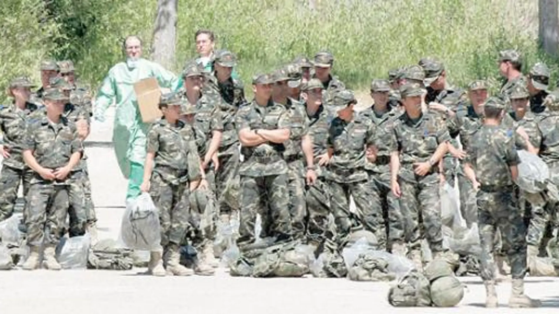 Militares de la Escuela de Ingenieros del Ejército de Hoyo de Manzanares, ayer tras recibir el alta
