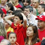 Rostros de tensión de la afición durante el partido de España frente a Suiza, en el estacionamiento del Bernabéu