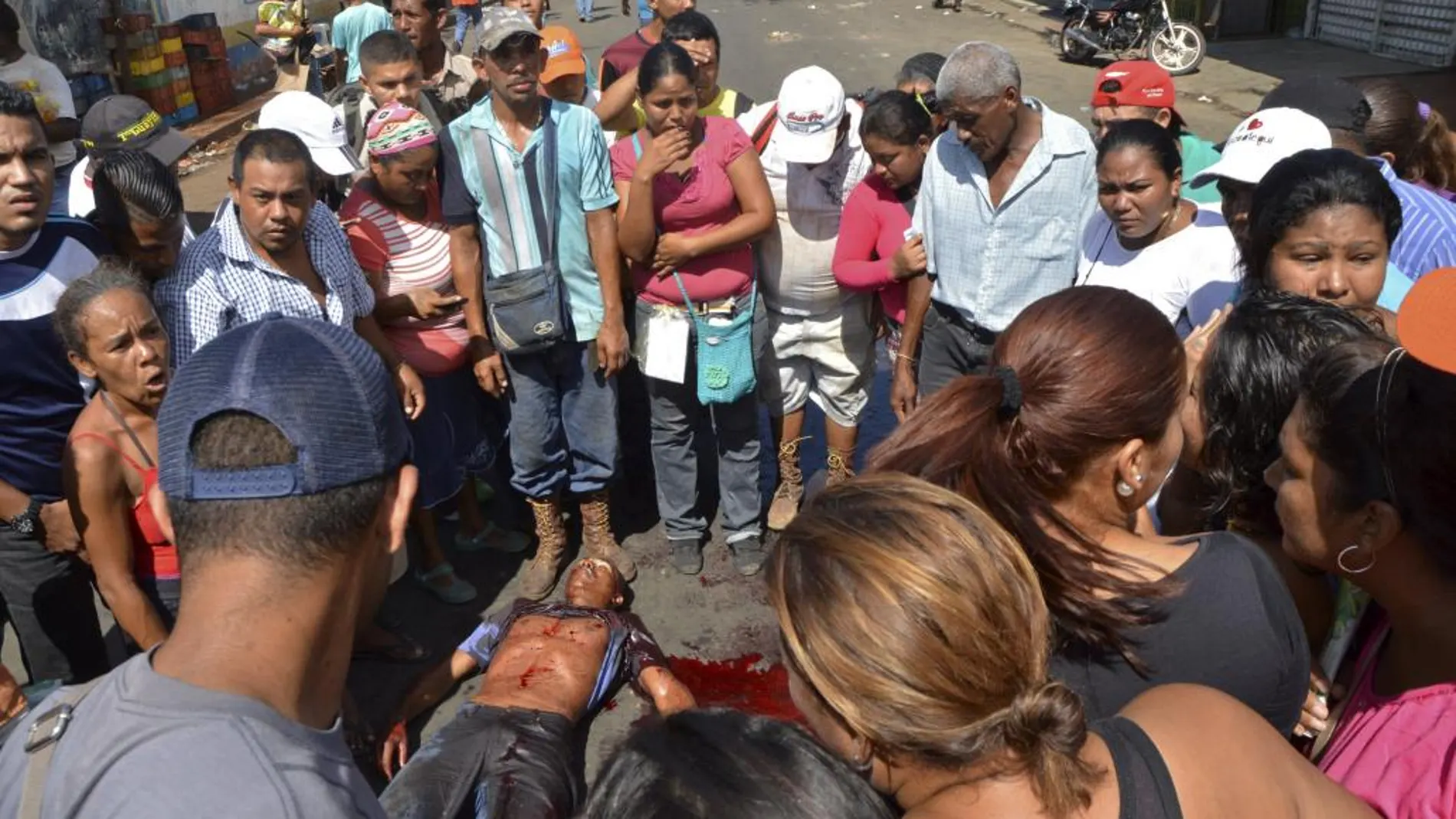 Un hombre yace muerto en una calle en San Félix, en el estado de Bolívar, tras un saqueo en un mercado, el año pasado