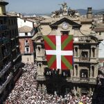 En el chupinazo de 2013, un grupo de desconocidos colgó una gran ikurriña delante de la fachada del ayuntamiento de Pamplona.