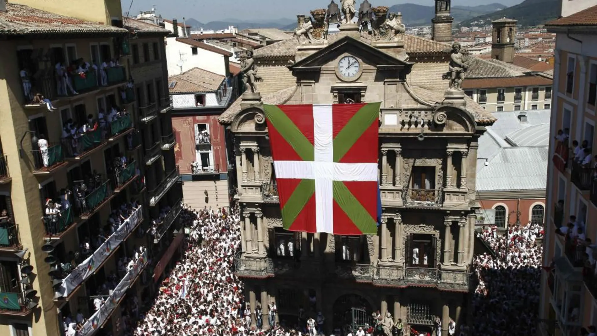 En el chupinazo de 2013, un grupo de desconocidos colgó una gran ikurriña delante de la fachada del ayuntamiento de Pamplona.
