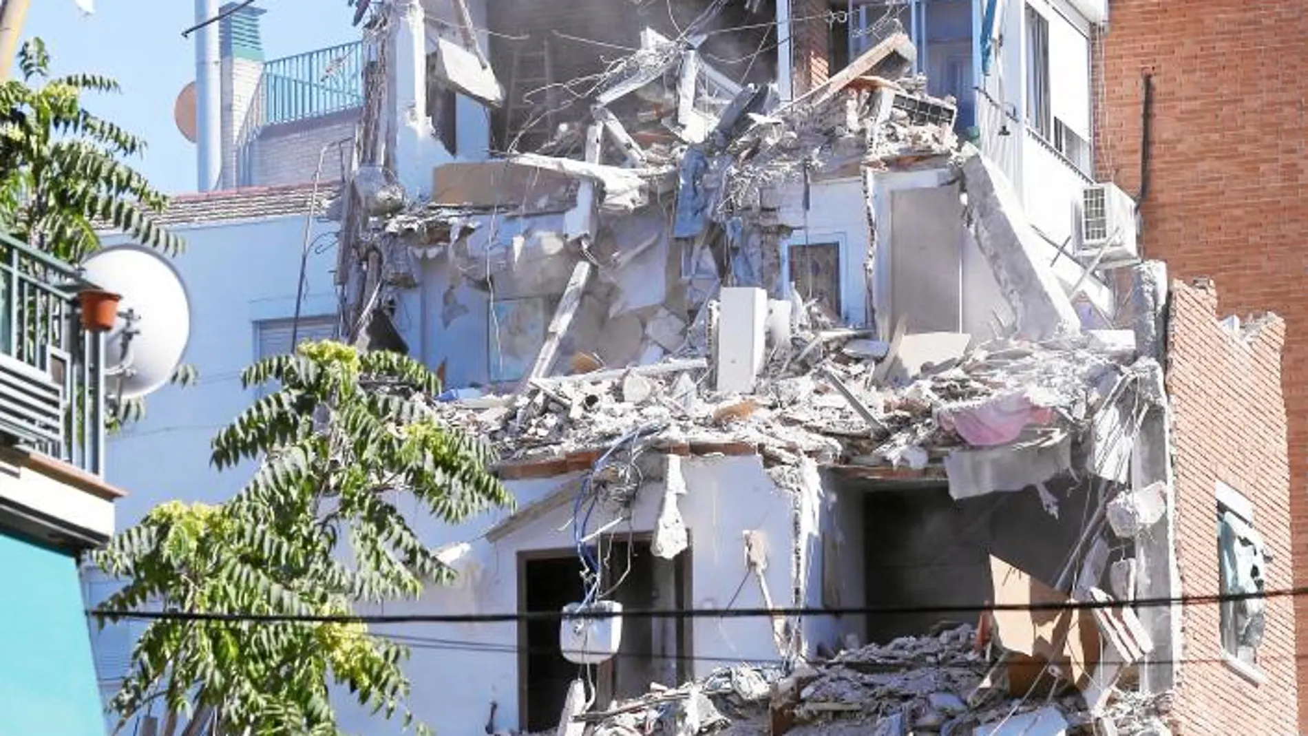 Una grúa comenzó ayer por la tarde a derribar la parte del edificio del número 5 de la calle Duquesa de Tamames que permanece en pie