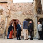 El alcalde de Cartagena, José López, junto al obispo José Manuel Lorca, en su visita a la catedral Santa María La Vieja, ayer