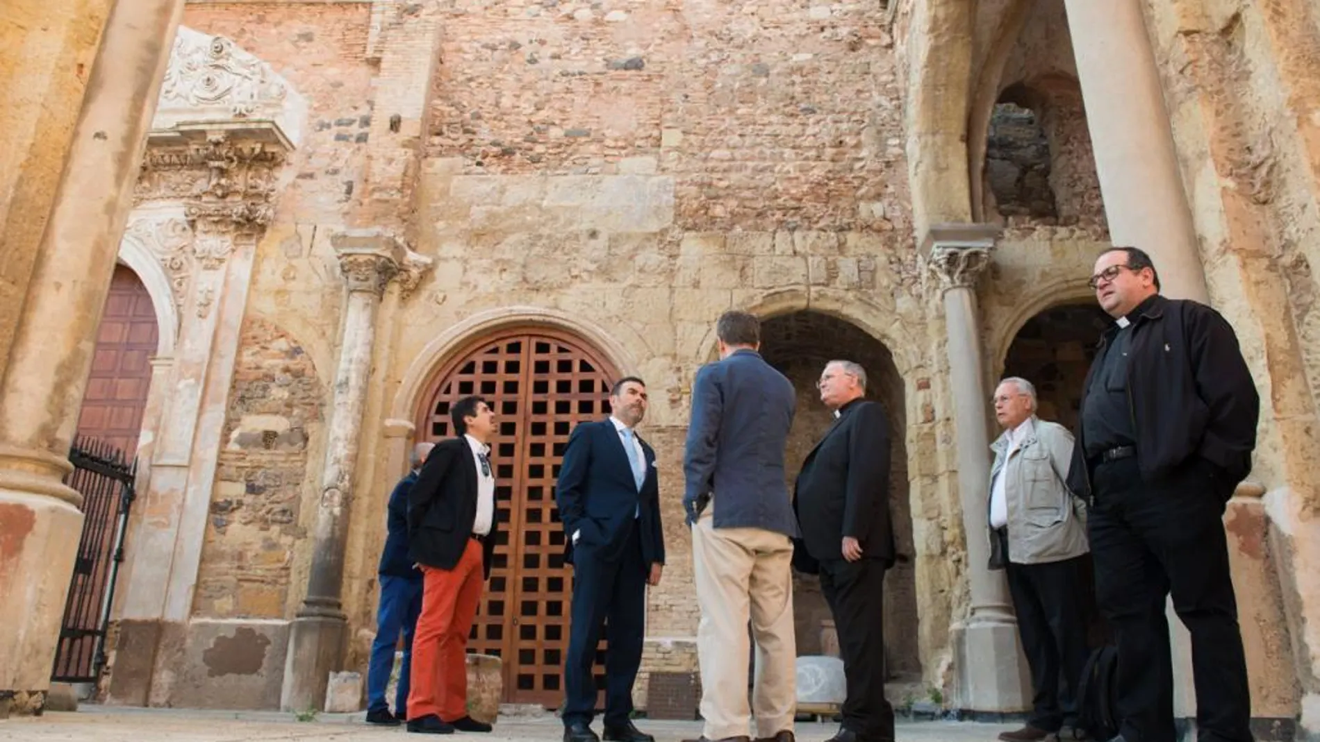 El alcalde de Cartagena, José López, junto al obispo José Manuel Lorca, en su visita a la catedral Santa María La Vieja, ayer