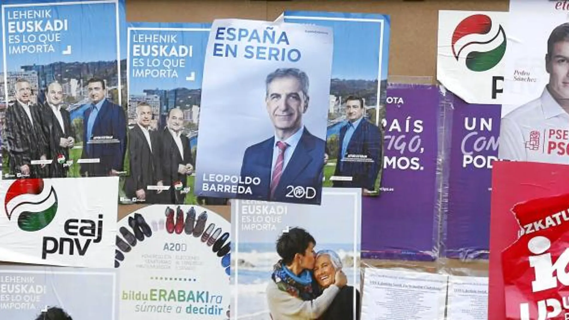 Mosaico de carteles electorales de los principales partidos que participaron en las pasadas elecciones del 20-D y que volverían a enfrentarse en junio, de repetirse los comicios