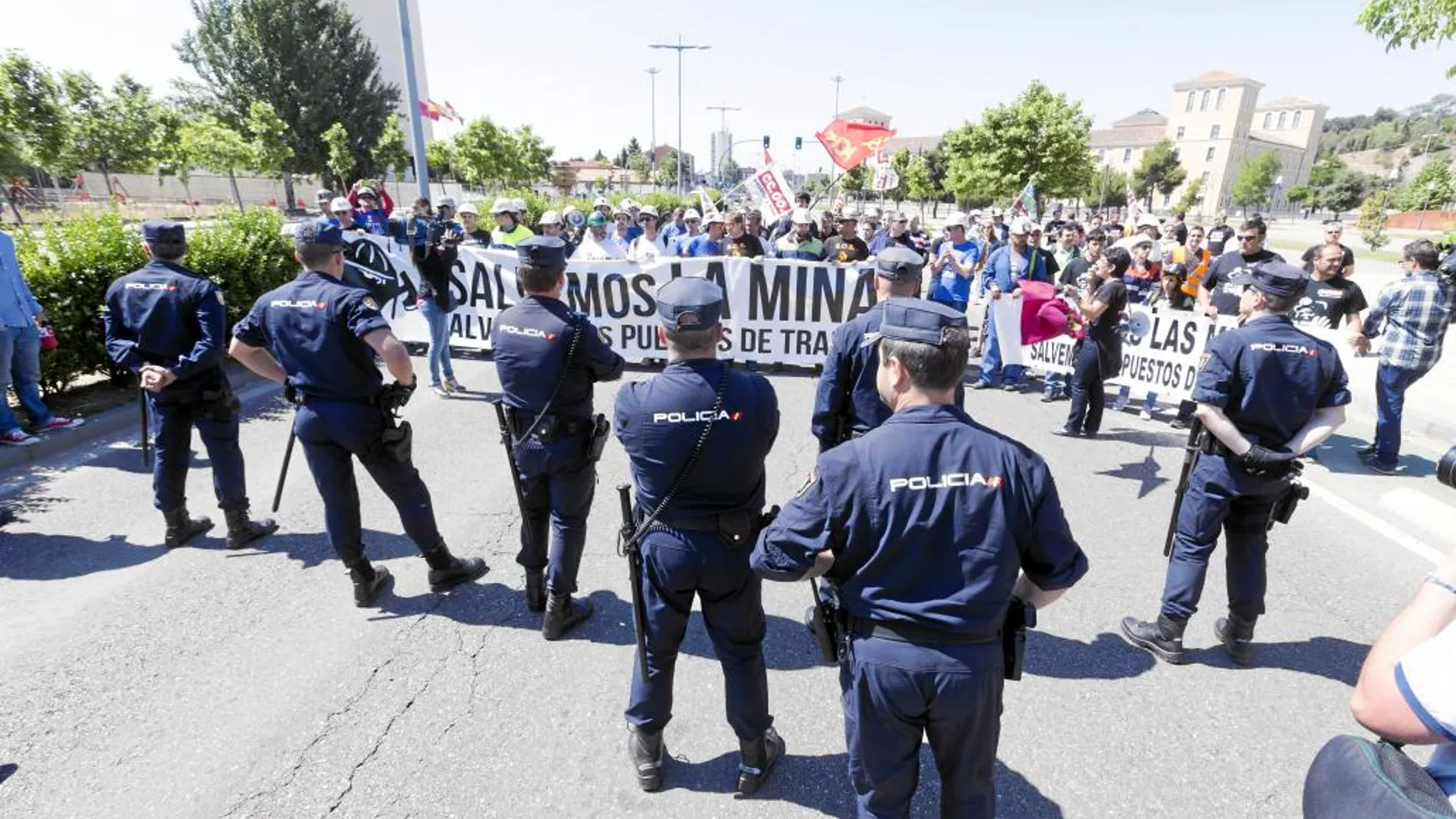 Los mineros cortan los cuatro carriles de la Avenida de Salamanca