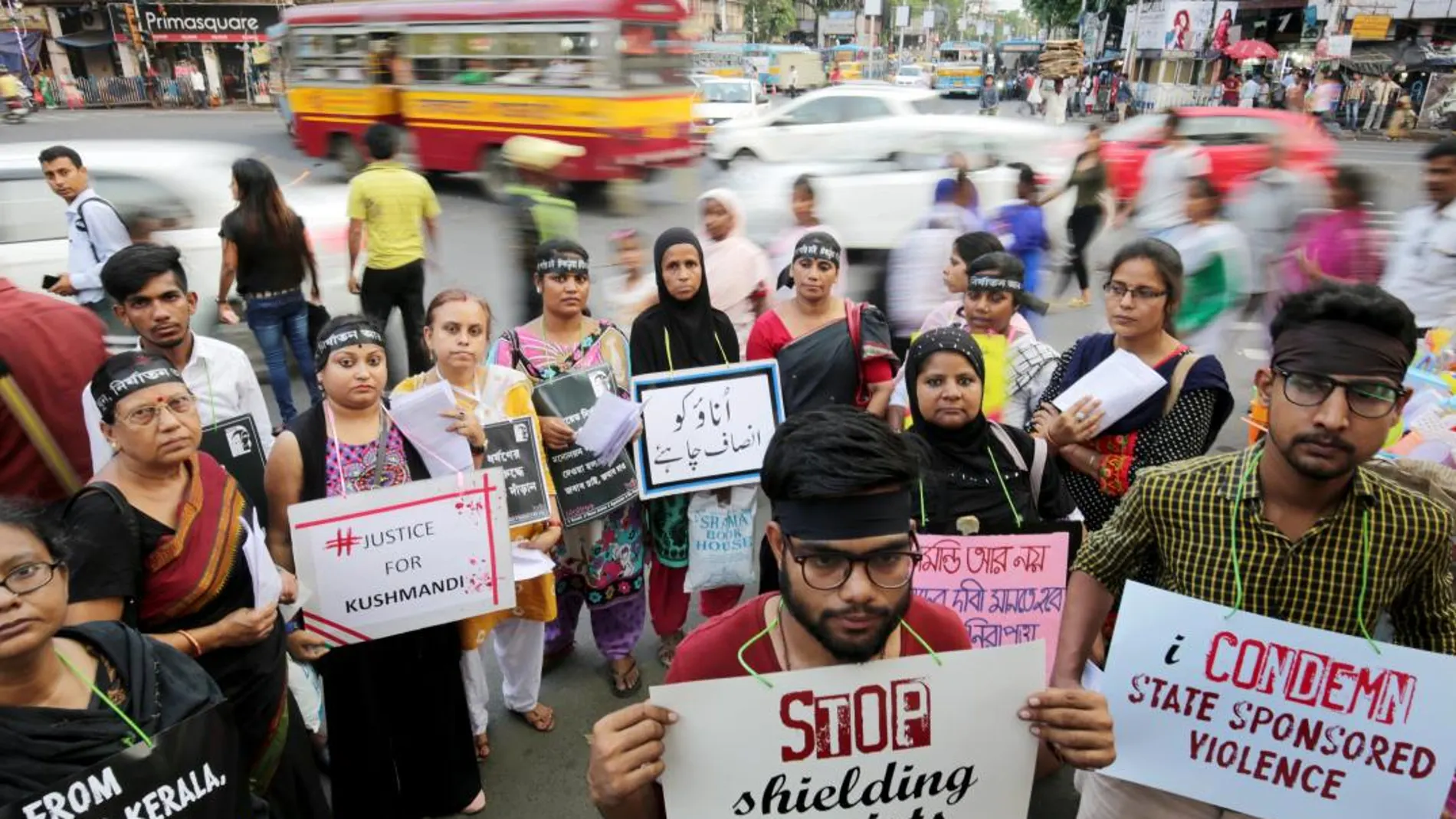 IMagen de un grupo de manifestantes protestando contra las violaciones de niñas