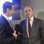 El ministro de Economía, Luis de Guindos (d), conversa con el presidente de la cámara de Comercio y exembajador de Estados Unidos en España, Alan Solomont.