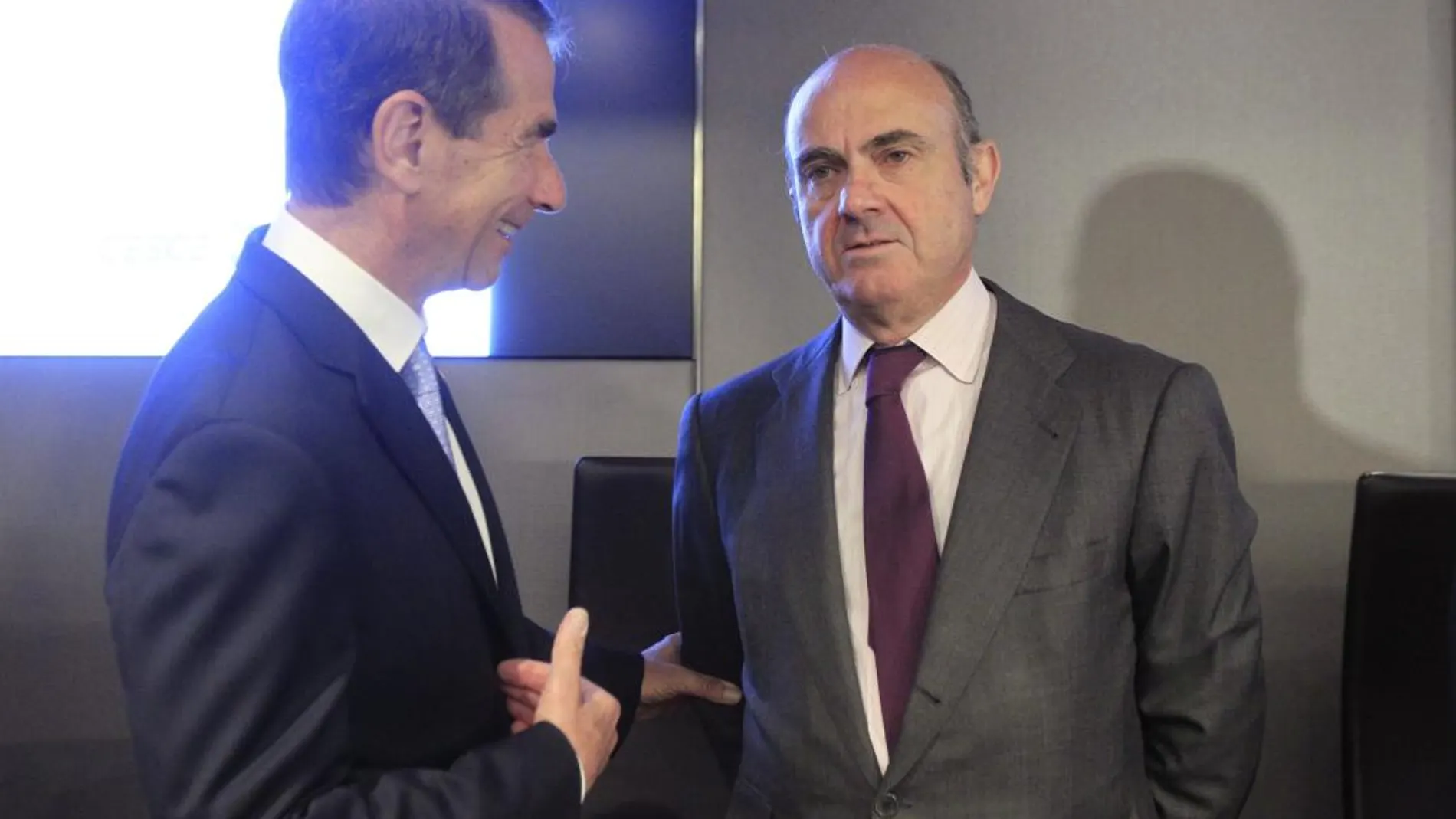 El ministro de Economía, Luis de Guindos (d), conversa con el presidente de la cámara de Comercio y exembajador de Estados Unidos en España, Alan Solomont.