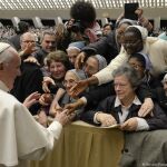 Francisco saludando a varios de los 5.000 religiosos procedentes de todo el mundo que están en Roma