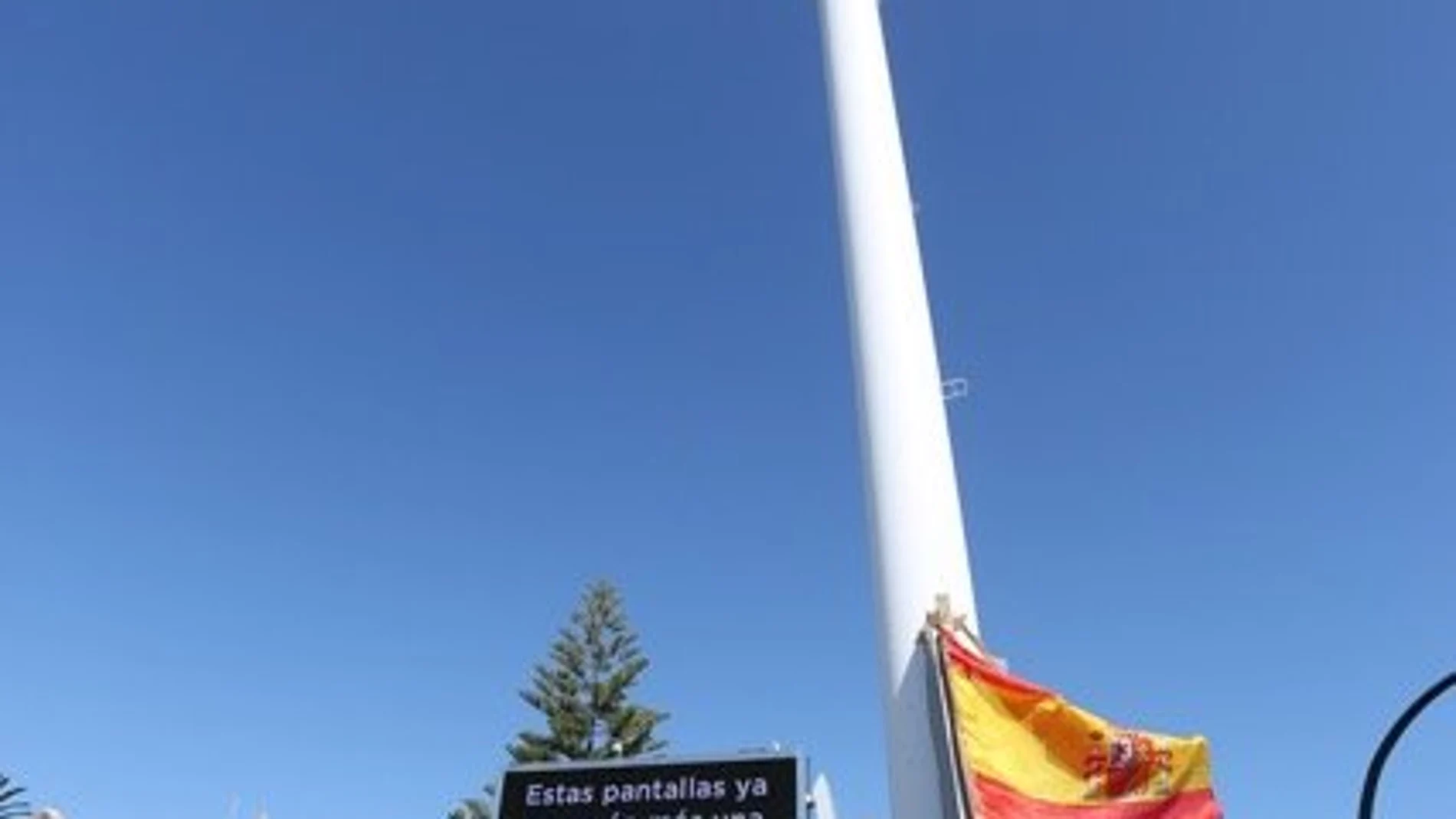 «Kichi» tumba la bandera de España en su primera semana al frente de Cádiz