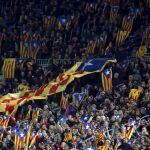 Esteladas en el Camp Nou durante un partido de Champions.