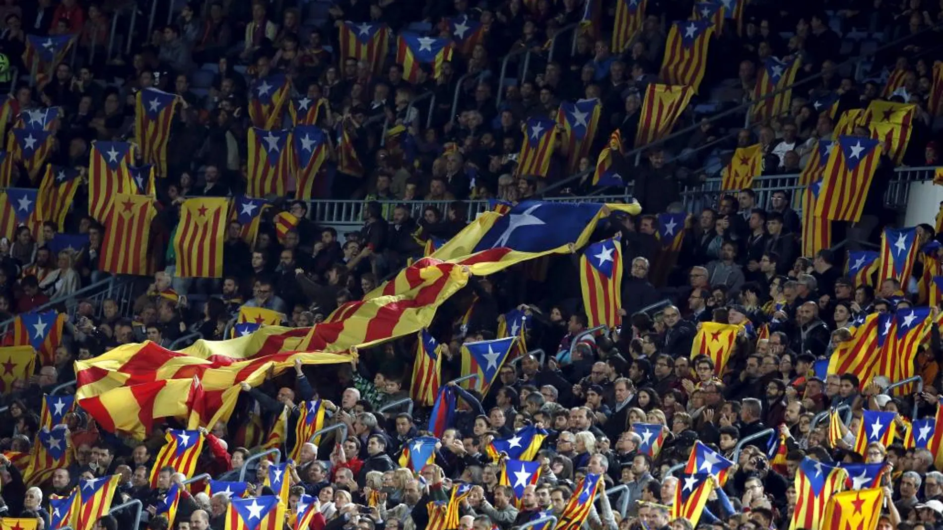 Esteladas en el Camp Nou durante un partido de Champions.