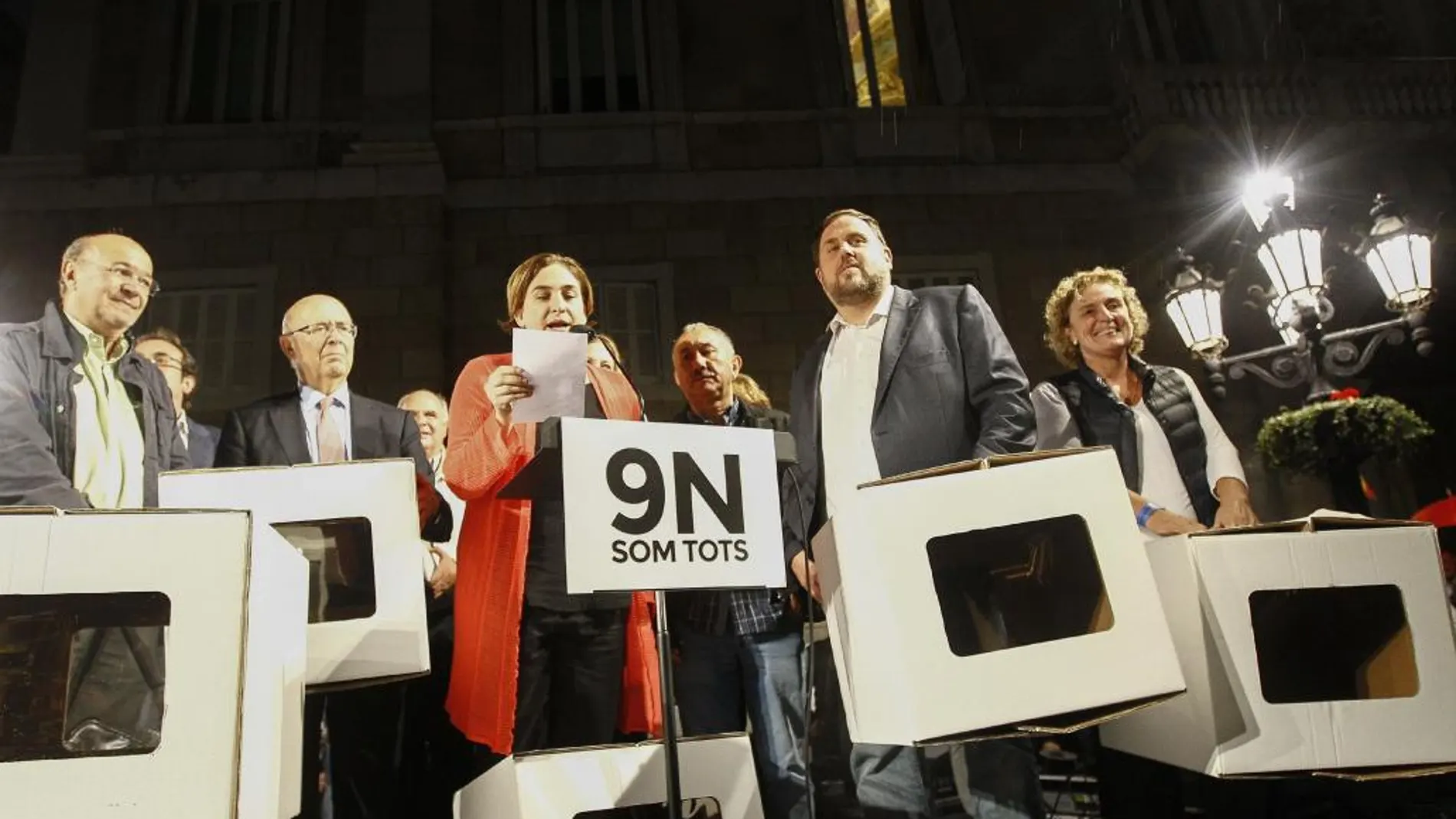 La alcaldesa de Barcelona, Ada Colau (i) , acompañada entre otros por el líder de ERC, Oriol Junqueras (d), lee esta tarde en la plaza Sant Jaume el manifiesto contra las querellas "antidemocráticas"