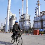 Un empleado iraní en una refinería de petróleo en Teherán