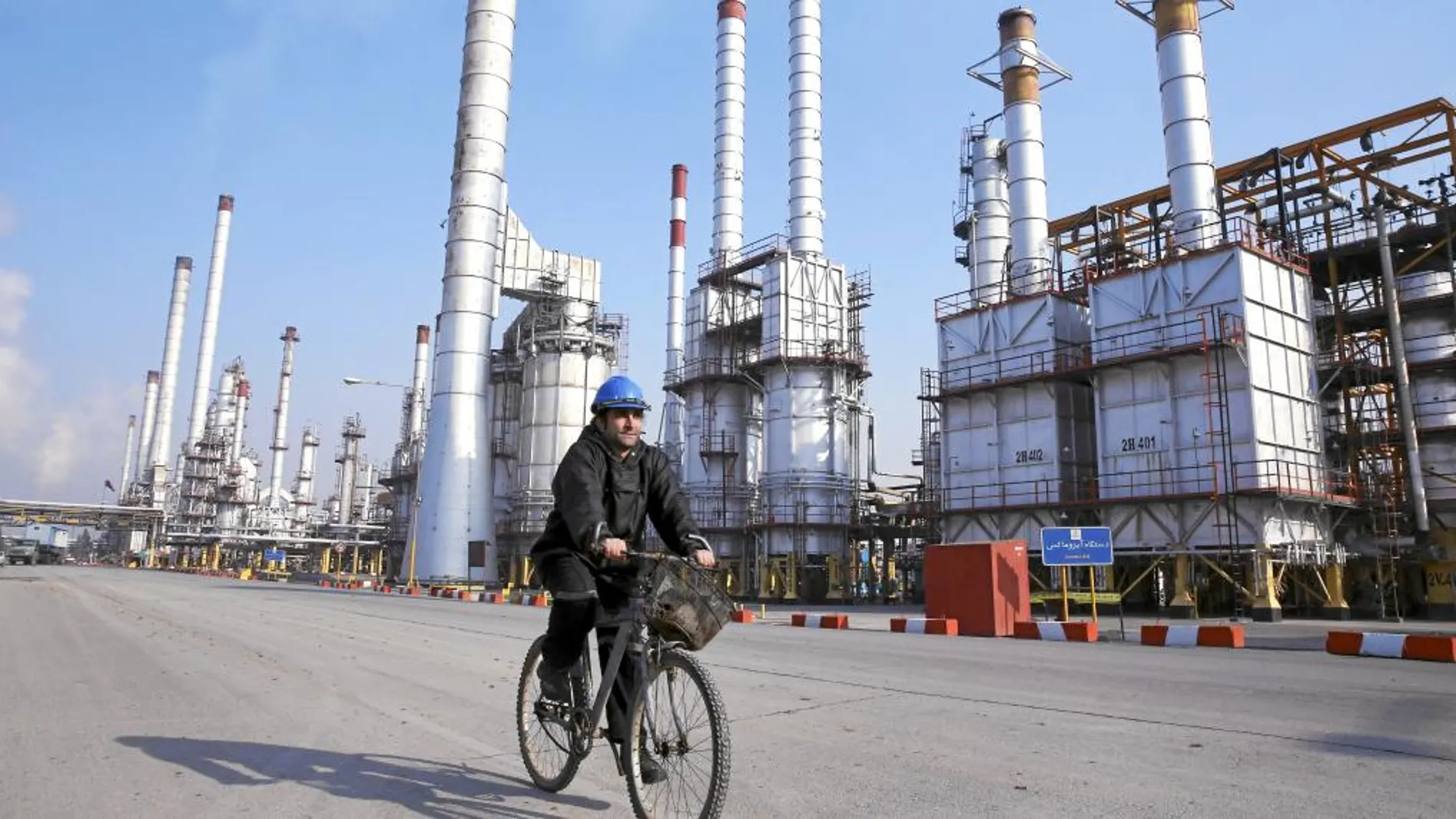Un empleado iraní en una refinería de petróleo en Teherán