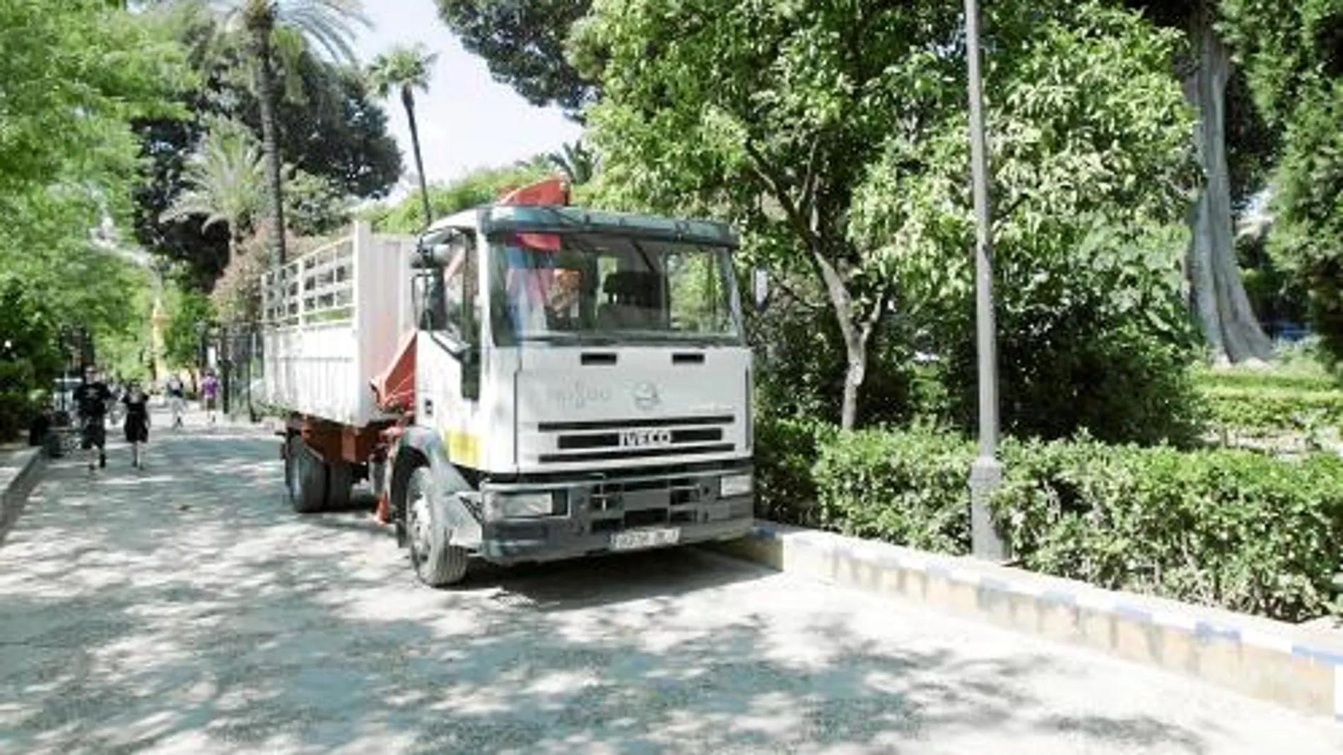 En la imagen se aprecia un camión de Parques y Jardines aparcado en los Jardines de Murillo