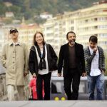 El director mejicano Felipe Cazals, posa junto a los actores