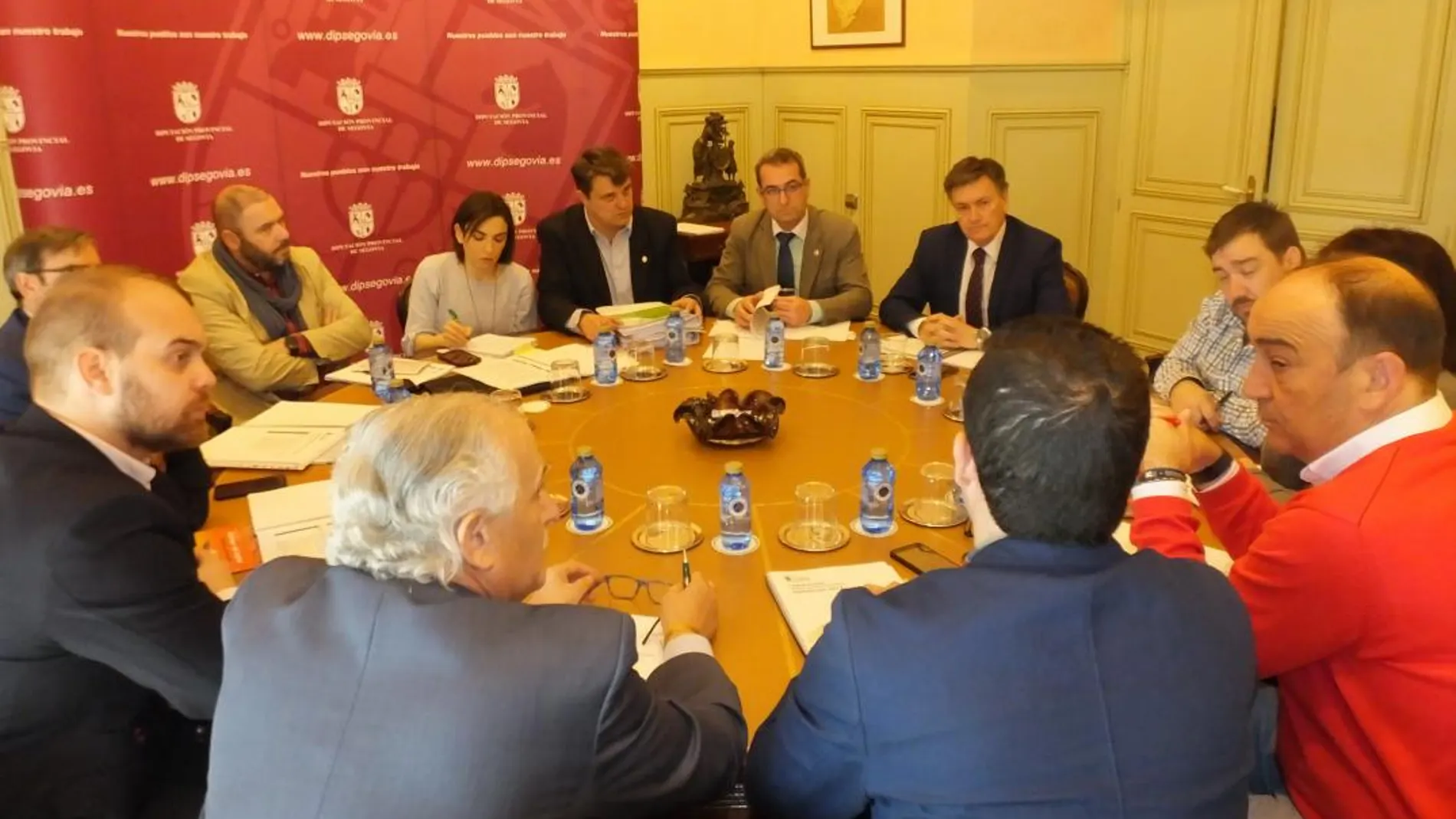 El jurado responsable de los premios con el presidente de la Diputación al frente