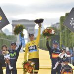Froome celebra su triunfo en el podium junto a Nairo Quintana y Alejandro Valverde