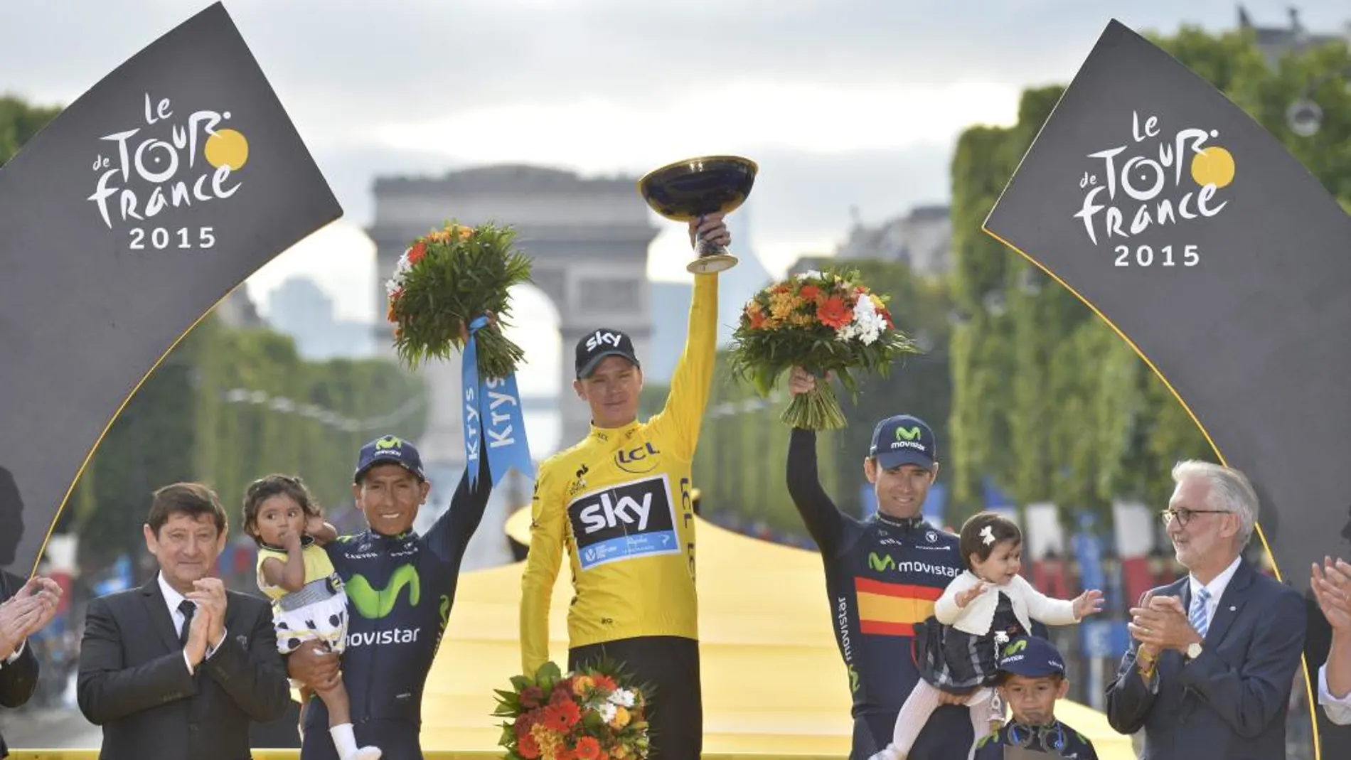 Froome celebra su triunfo en el podium junto a Nairo Quintana y Alejandro Valverde