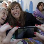 La presidenta del PPC, Alicia Sánchez-Camacho, se fotografía ayer con una simpatizante en la parada de su partido