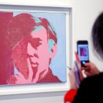 Un retrato de Andy Warhol se exhibe enlas paredes de la ciudad Santander de Boadilla del Monte, donde se inauguró ayer la muestra «Visiones de la tierra/El mundo planeado»