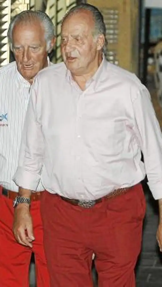 Don Juan Carlos, en Mallorca, acompañado por el armador José Cusí
