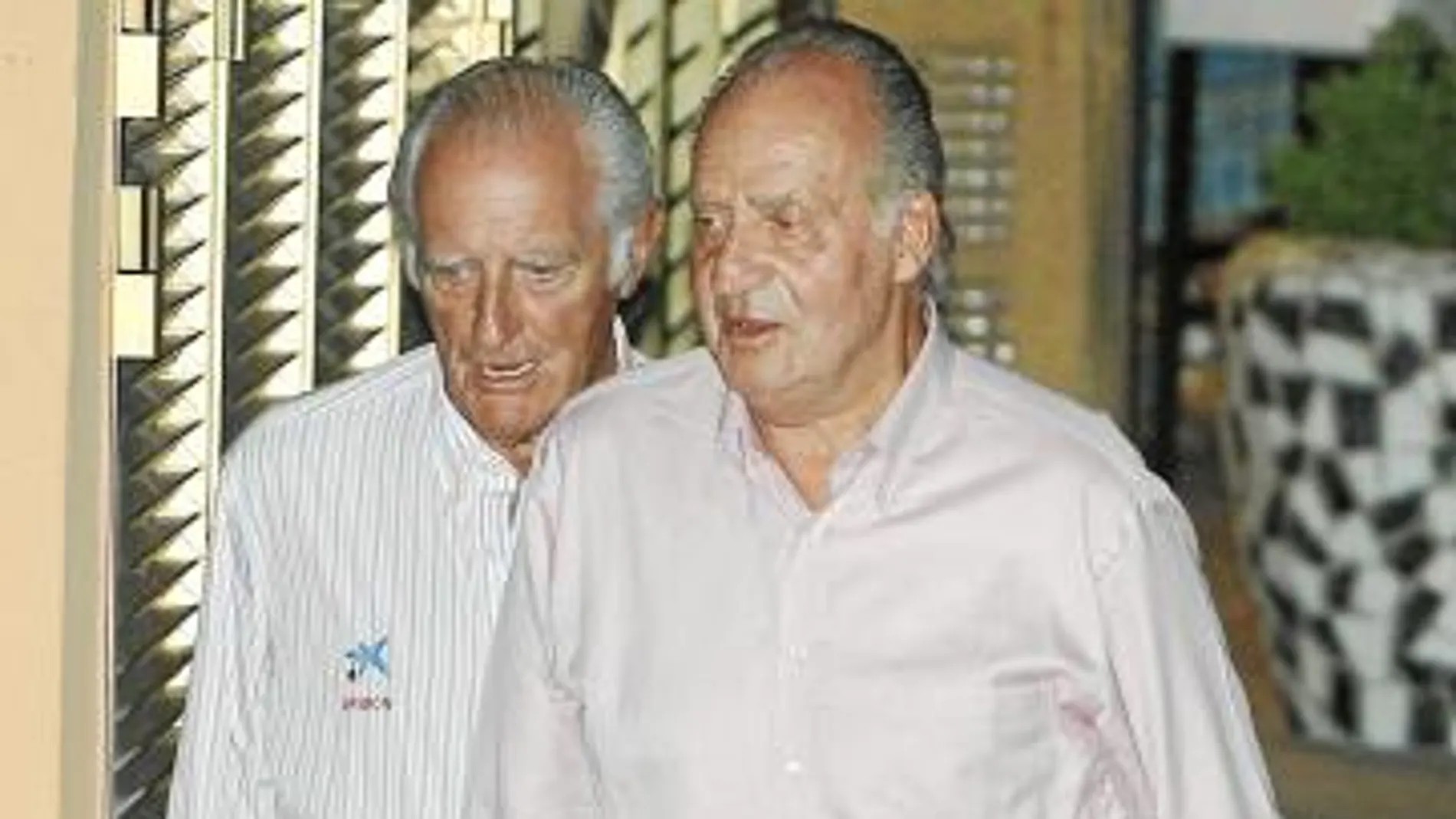 Don Juan Carlos, en Mallorca, acompañado por el armador José Cusí