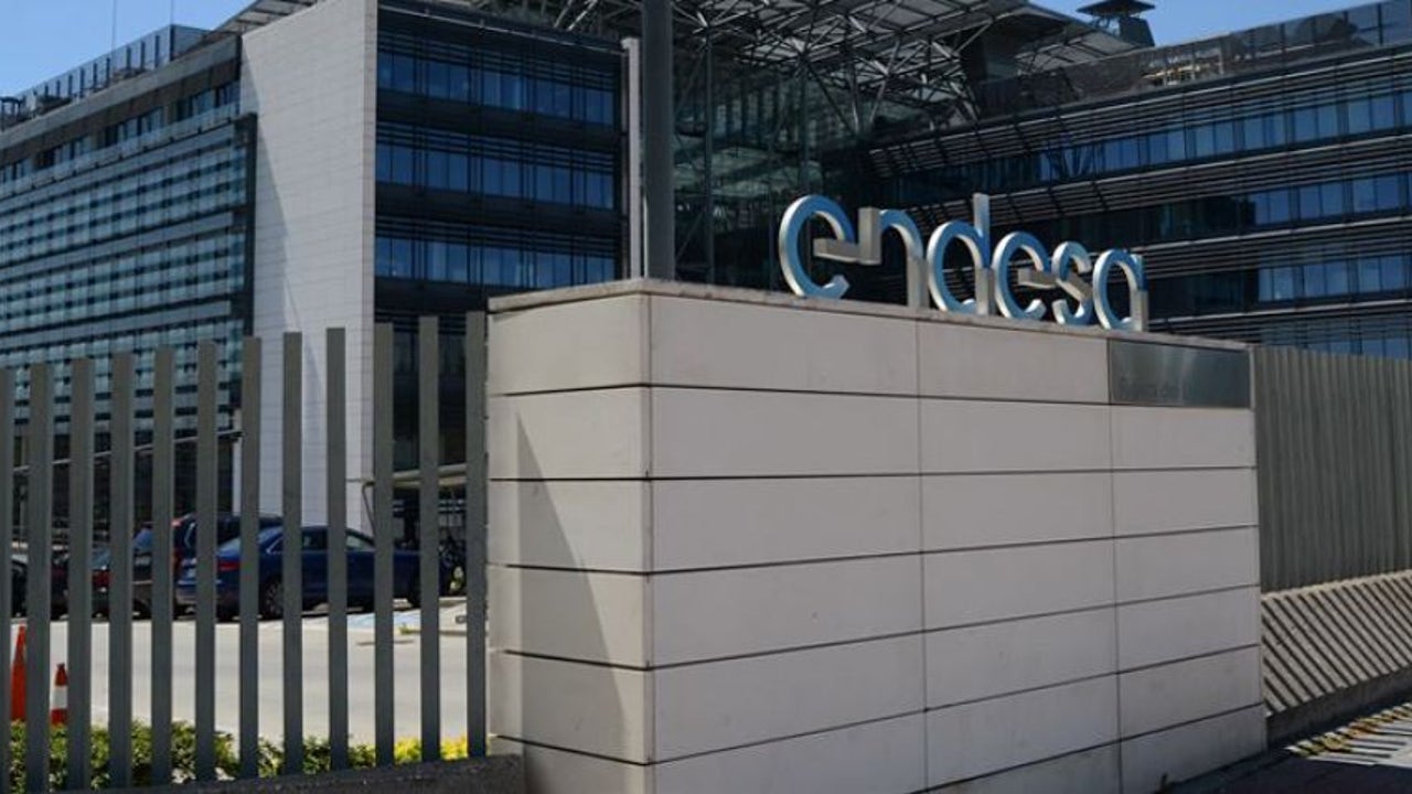 Endesa closes 2023 with a profit cut of 71%, up to 742 million, due to the impact of the gas ruling and the "tax"