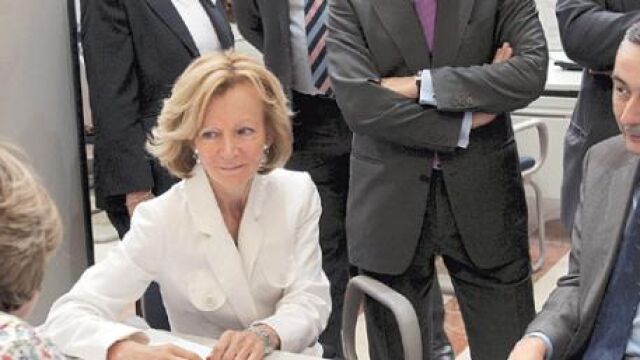 Elena Salgado y Carlos Ocaña charlan con la responsable del Departamento de Atención al Contribuyente