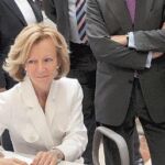 Elena Salgado y Carlos Ocaña charlan con la responsable del Departamento de Atención al Contribuyente