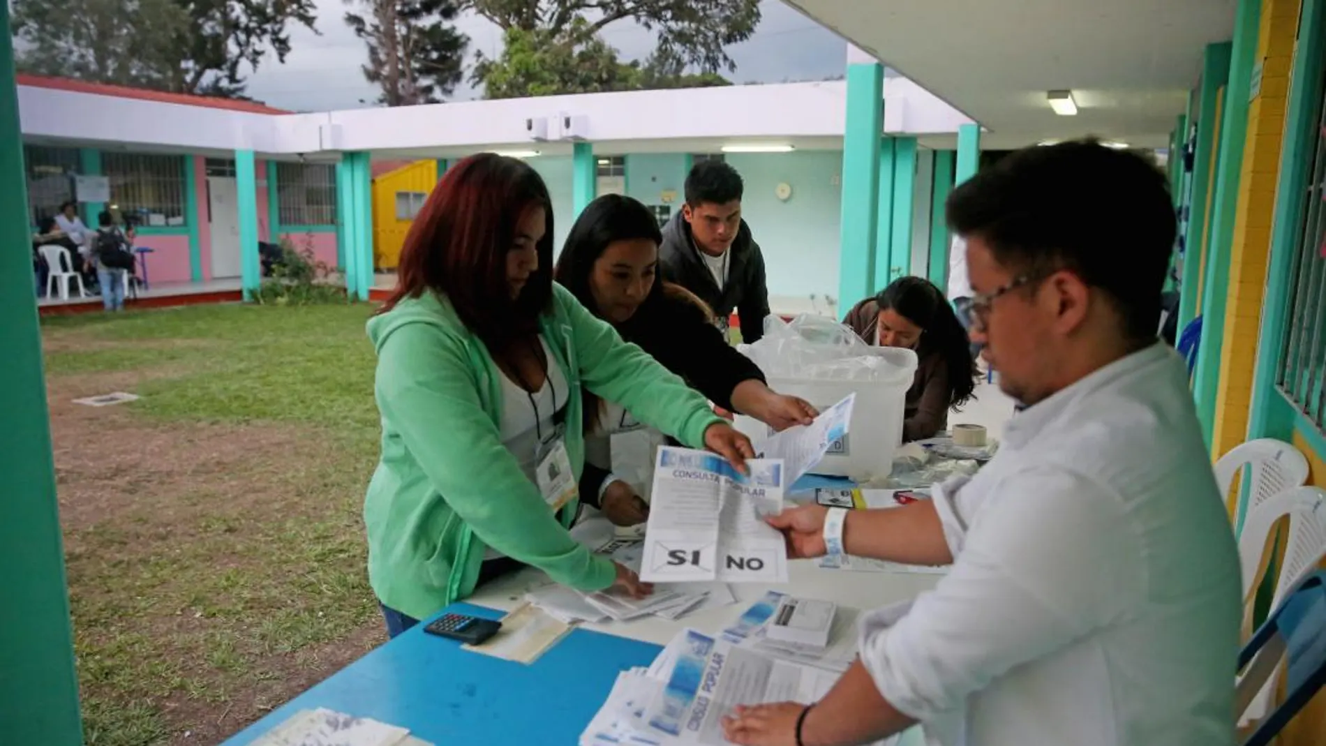 Voluntarios realizan el recuento de votos tras el cierre de los colegios electorales en la Ciudad de Guatemala (Guatemala)