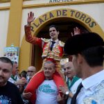 López Simón abandona a hombros la Plaza de Toros de Huesca / EFE