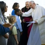 El papa Francisco recibido en el aeropuerto John Fitzgerald Kennedy (JFK). Le esperaban un grupo de niños, a los que un sonriente Francisco se acercó a saludar
