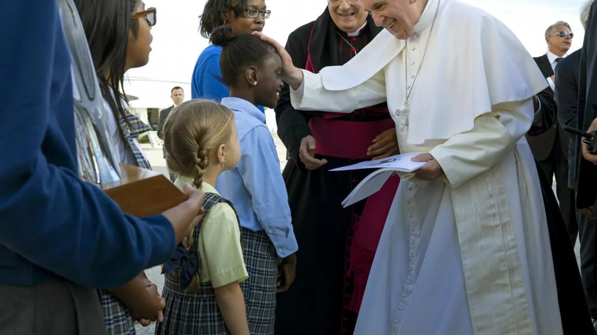 El papa Francisco recibido en el aeropuerto John Fitzgerald Kennedy (JFK). Le esperaban un grupo de niños, a los que un sonriente Francisco se acercó a saludar