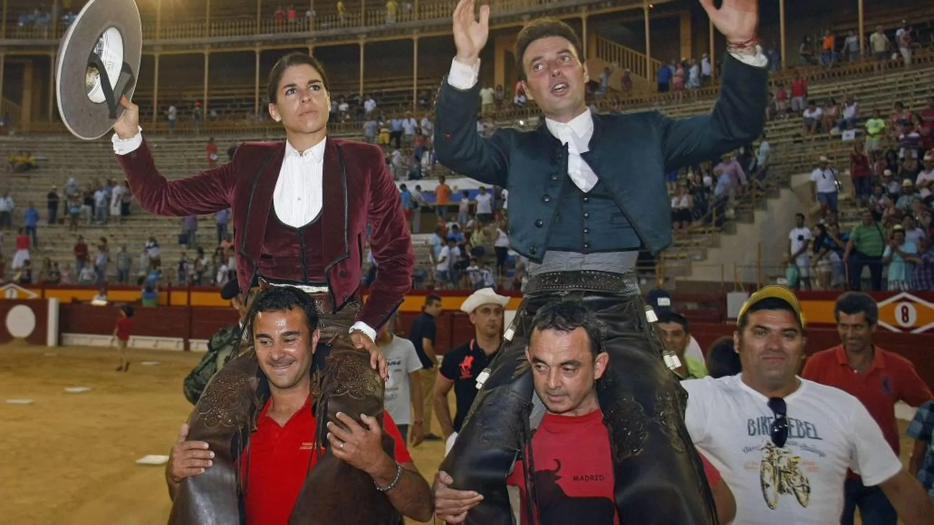 Lea Vicens y Andy Cartagena salen a hombros del primer festejo de rejones de la feria de Hogueras