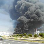 Imagen del incendio de la refinería La Rábida de Cepsa en Palos