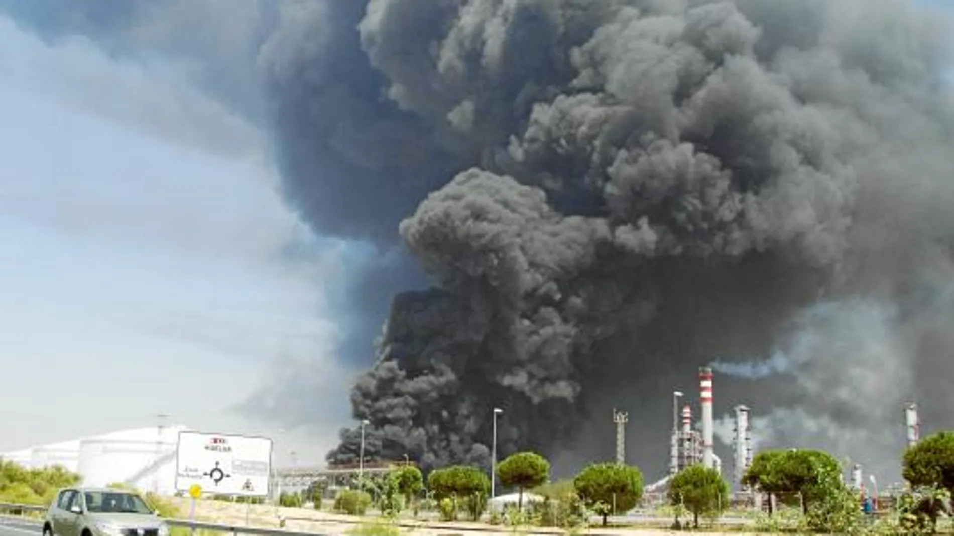 Imagen del incendio de la refinería La Rábida de Cepsa en Palos