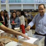 El secretario de Organización del PSOE y cabeza de lista del PSOE riojano al Congreso, César Luena, ejerce su derecho al voto