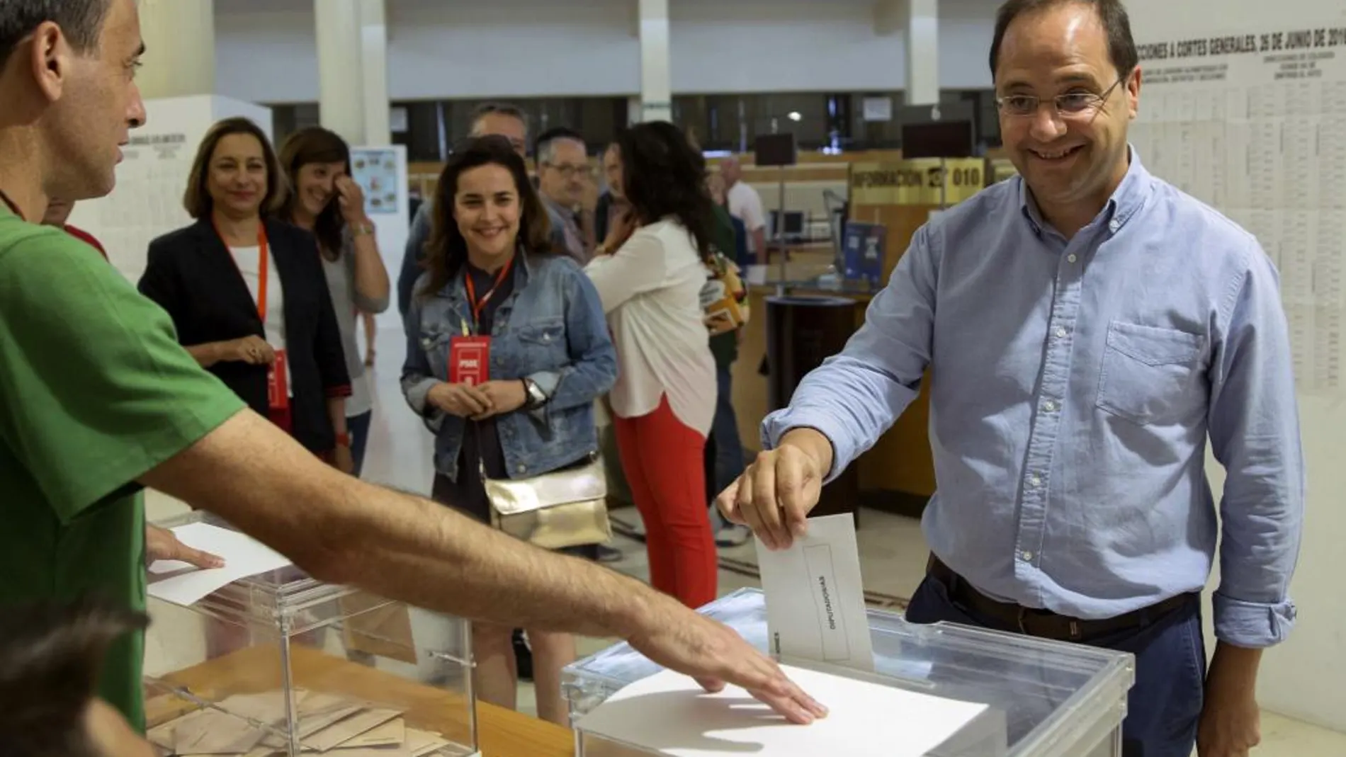 El secretario de Organización del PSOE y cabeza de lista del PSOE riojano al Congreso, César Luena, ejerce su derecho al voto