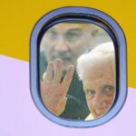 El Santo Padre se asoma a la ventana del avión que le lleva con destino a Roma