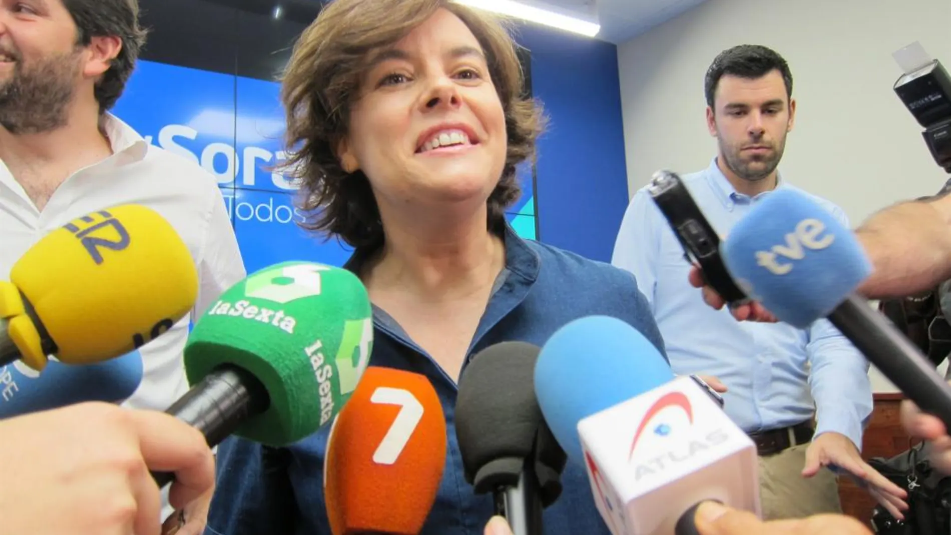 Soraya Sáenz de Santamaría estuvo ayer en Murcia para explicarle a los militantes su programa para presidir el PP, después paseó por las calles de la ciudad. LA RAZÓN