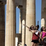 Un grupo de turistas se hace un «selfie» en el Partenón.