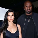 Kim Kardashian no aprueba la amistad entre su hermana Kourtney y el novio de su madre